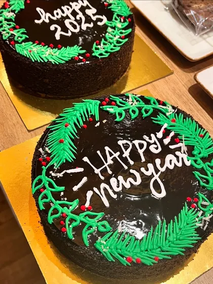 Ringing in the New Year with what I do best: cake! These rich chocolate cakes with festive green wreath icing were a popular choice for New Year's Eve celebrations.