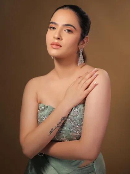 The timeless subtle glam. A strapless top paired with a simple ponytail and fresh, peachy makeup for a look that is clean, modern, and beautiful.