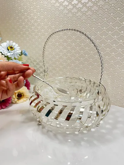 Make your festive gifting special with this silver-plated basket. The swirling open-work design is modern yet elegant, and it comes with a small spoon for serving treats.