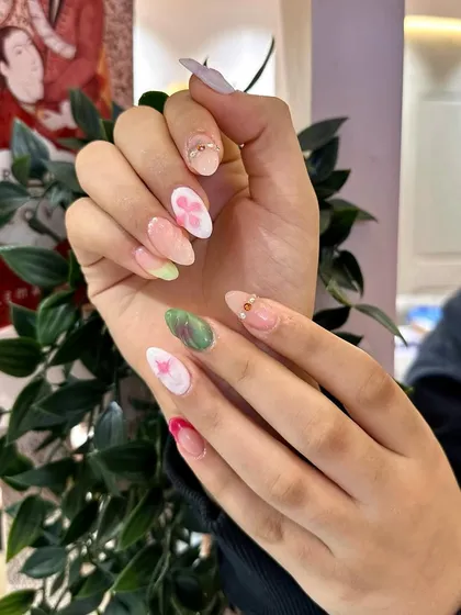 A beautiful example of artistry in every nail. This set features a soft, watercolor floral design in a variety of spring colors.