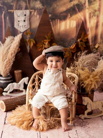 A dapper little man in a newsboy cap. This rustic, woodland-themed sitter session is perfect for capturing a classic and charming look.