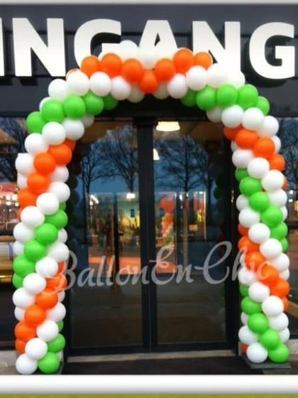 Here is another example of a tricolor balloon arch, this time installed at the entrance of a commercial storefront. The spiral pattern of saffron, white, and green balloons is eye-catching and adds a celebratory touch for customers on a national holiday.