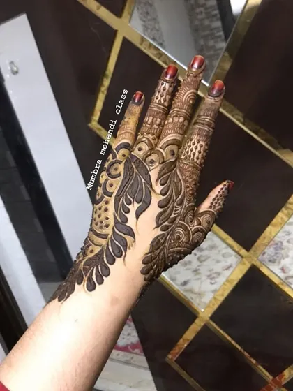 A beautiful back-hand design featuring bold, shaded leaves. This is a great example of a modern Arabic pattern.