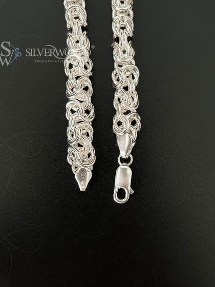 A detailed view of the King's Chain, showing the end caps and secure clasp. This ensures the bracelet is as strong as it looks, ready for everyday wear.