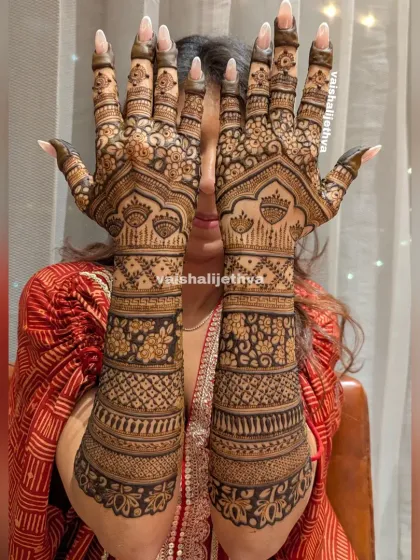 A full and heavy back-hand design with floral bands. This is a perfect choice for a bride or anyone who loves a very rich and detailed mehndi look.