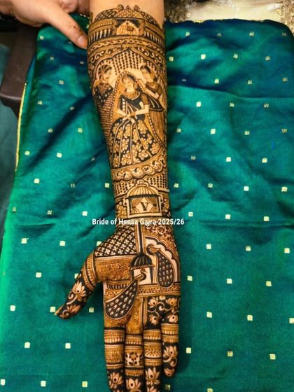 This design narrates a story of family and tradition. The palm features a beautiful bride figure, while the arm includes figures representing the blessings of elders, creating a piece full of heritage.