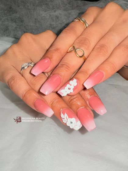Turn heads with nails that pop. This beautiful set features a pink and white ombre base with stunning white 3D floral art.