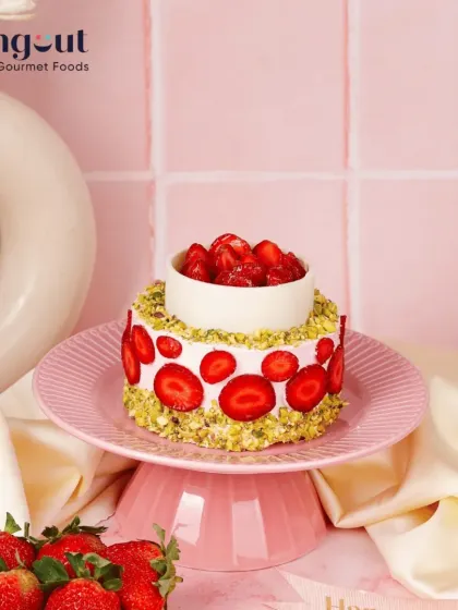 Our Strawberry Kunafa Bento Cake is a delightful fusion dessert. Inspired by Dubai, it brings together creamy mousse, fresh strawberries, and the satisfying crunch of kunafa pastry.