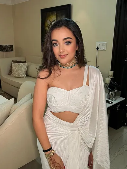 Let's talk about the stunning Sifat and her bronzed beauty. From the soft liner to the perfect nude lips and that dewy skin, she is slaying the game.