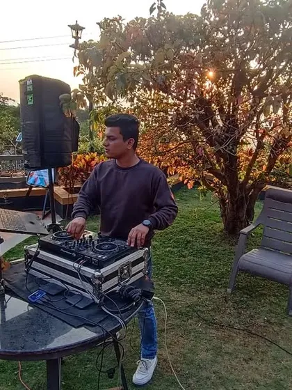 Taking the party outdoors for a sundowner pool party in Lonavla. I can set up my professional sound system anywhere to bring the right vibes, day or night.