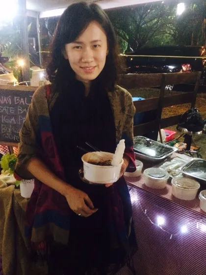 Another happy customer grabbing a bite at our stall in the evening. We really appreciate you stopping by!