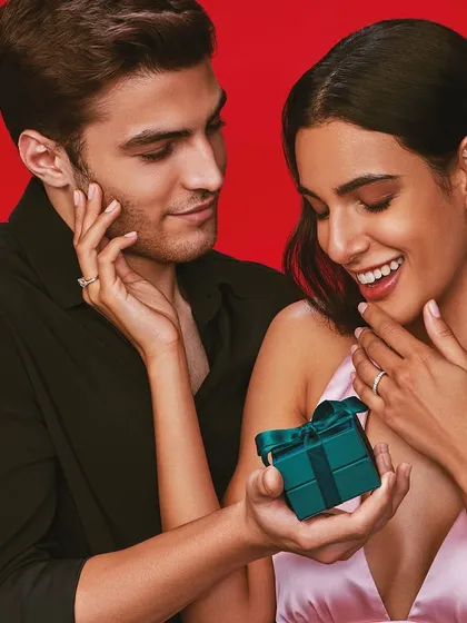 This campaign image for Aukera Jewellery captures a moment of joy. The makeup is fresh and radiant, with a bright smile and luminous skin, perfect for a gift-giving scene.