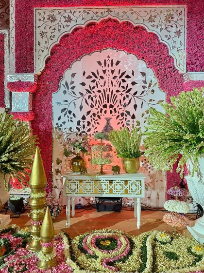 An overview of a decor corner defined by traditional grandeur. A floral arch, intricate floor patterns, and classic Indian motifs create a symphony of blooms and heritage. 🌸❤️