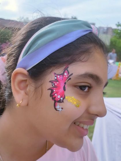 A half-butterfly design in pink with a touch of gold glitter, a beautiful and artistic look.