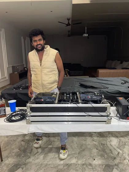 Waiting for the private party to begin. A shot of me with my mobile setup, ready for any event.