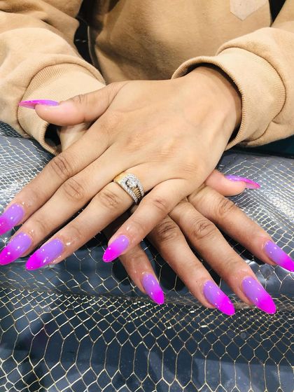 The long stiletto shape makes this bold color gradient even more dramatic.