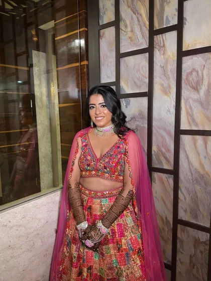 Raveena wanted a soft, minimal, and monochromatic look for her Mehendi to balance her vibrant, multi-colored outfit. I crafted an effortlessly elegant look with soft pink tones that complemented her style beautifully.