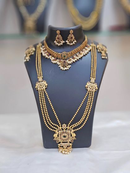 Unique caption for media id 89 describing the specific jewellery and look.