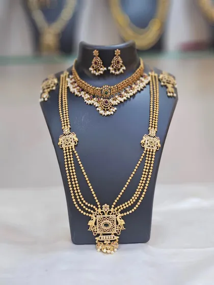 Unique caption for media id 89 describing the specific jewellery and look.