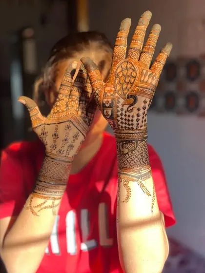 A sun-kissed shot of a simple yet elegant Indo-Arabic design, perfect for a bridesmaid or for pre-wedding festivities.