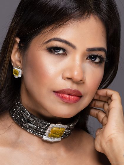 An even tighter close-up on the yellow stone choker set, ensuring potential customers can see the quality and detail of the jewellery.