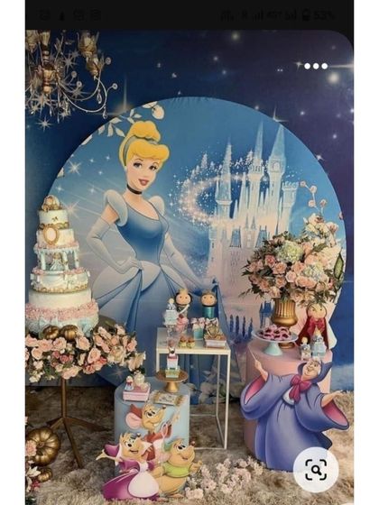 A classic Cinderella theme with a large circular backdrop featuring the castle, perfect for a fairytale birthday.