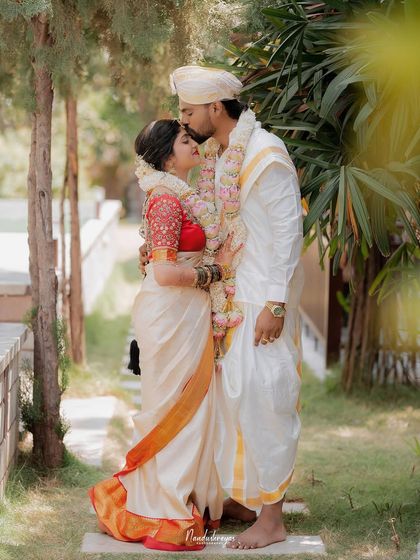 A gentle kiss on the forehead, a timeless gesture of love. This portrait, set in a quiet garden, is full of tenderness and emotion.