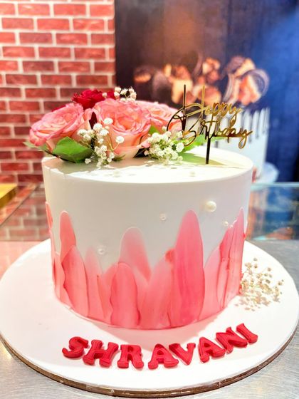 Elegant Floral & Themed Cakes photo 33