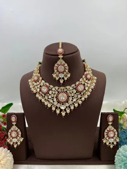 The full 'Zarista' set in red, displayed on a mannequin.