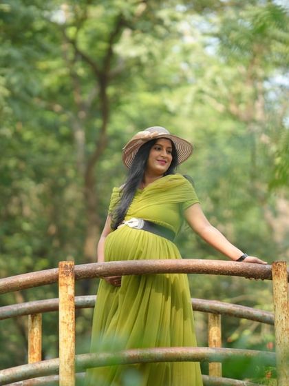 A lovely olive green A-line gown for a simple and natural maternity shoot. Paired with a sun hat, it creates a relaxed and chic look.