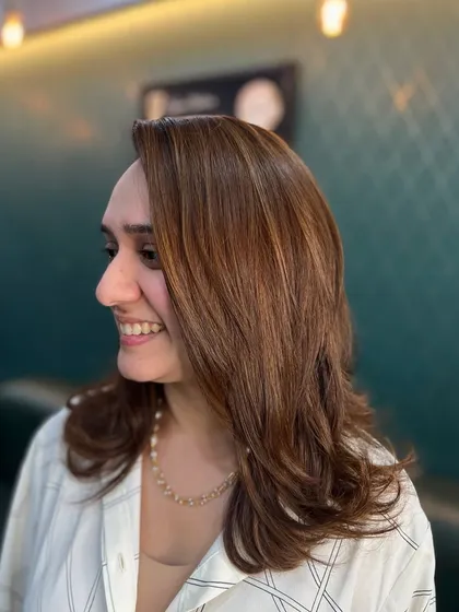 From the side, you can really see the different dimensions in this hair colour. The highlights are expertly blended to look both natural and impactful.