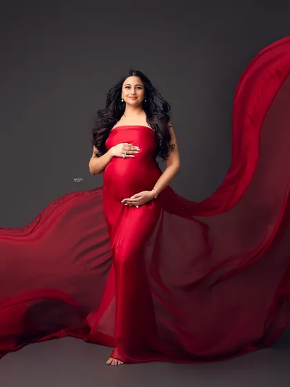 That gorgeous mamma glow. The ruby tossing fabric creates a stunning frame around her, highlighting her beautiful baby bump.