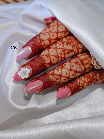 A sweet and simple bridal design. This set features soft pink nails with a single 3D flower accent and a delicate line of rhinestones for a touch of sparkle.