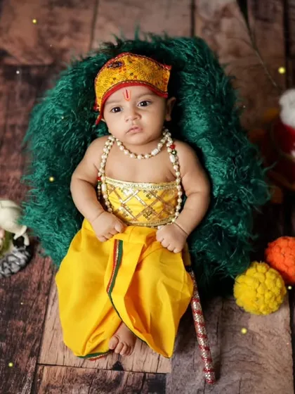A sweet and simple portrait of a baby Krishna. We make sure the focus is always on the baby's innocent expressions.