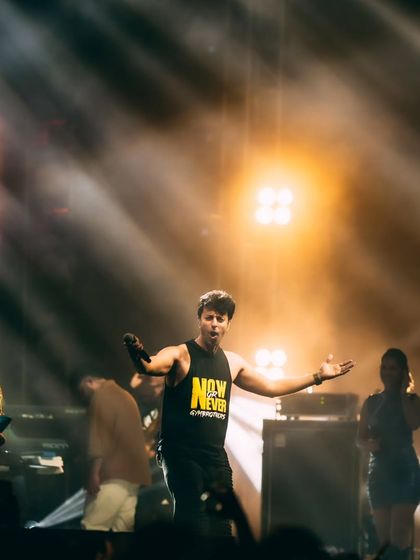 Salim Merchant interacting with the crowd, with Sulaiman on the keytar in the background. We ensure a lively and engaging show from start to finish.