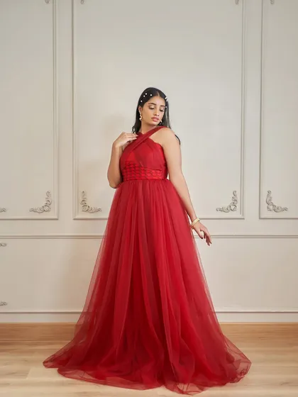 Meet 'Sereina', a stunning red gown with a criss-cross halter neck and a corset-style woven waist. It also comes with detachable sleeves for versatile styling.