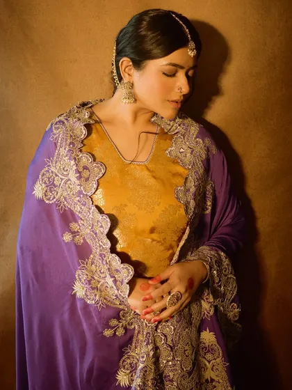A contemplative pose from the same series. The makeup remains flawless, with the alta on her hands adding an authentic traditional touch.