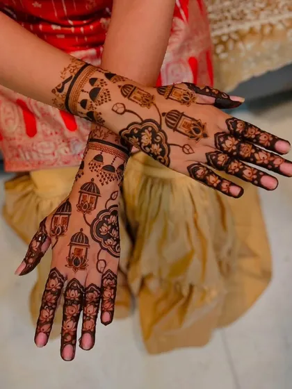 This unique design with lantern motifs is perfect for festivals of light like Diwali or for Eid celebrations. It's a modern and elegant way to get into the festive spirit.
