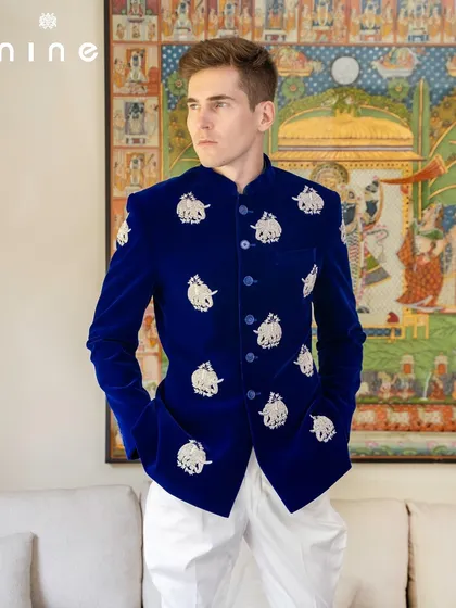 Posed against a backdrop of traditional Indian art, this bandhgala feels right at home. It’s a celebration of our heritage, designed for the modern connoisseur.
