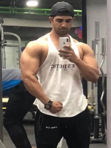 A selfie from some beautiful, extraordinary days. Capturing a moment of great conditioning and fullness in the gym.