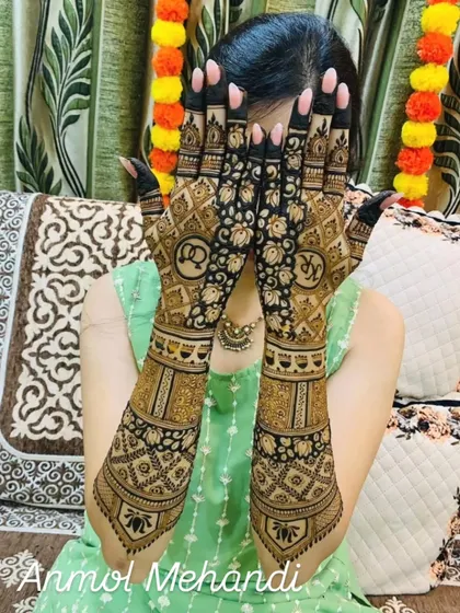Your mehendi should be personal. Here, you can see how I seamlessly weave the couple's initials into a traditional, full-coverage bridal design, making it uniquely yours.