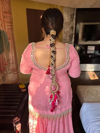 A detailed shot of the stunning parandi in her braid, a beautiful traditional touch to her soft and modern Anand Karaj look.