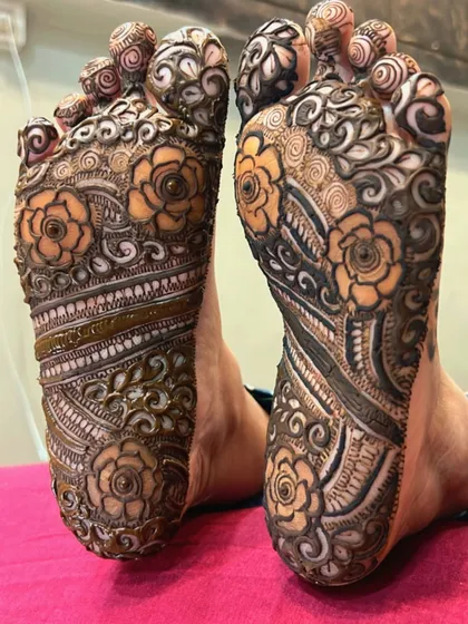 For brides who want complete coverage, I design for the soles of the feet too. This intricate floral and paisley pattern looks so trendy and beautiful, ensuring you are adorned from head to toe.