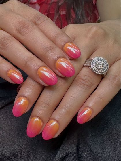 A final look at the bright and cheerful chrome ombre nails, a perfect choice for a vacation or just to brighten your day.
