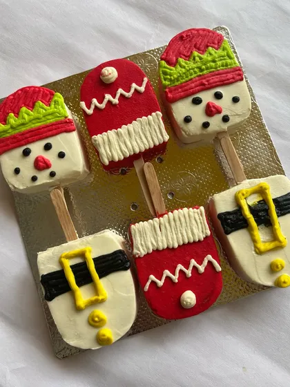 Christmas just got cooler with our holiday-themed popsicles. These fun, festive treats are handcrafted with snowman, elf, and Santa designs, all made from high-quality, human-grade ingredients for a healthy indulgence.