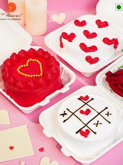 A little love for your love. Our Valentine's bento cakes are perfect for an intimate celebration, with cute designs like "tic-tac-toe" and classic hearts.
