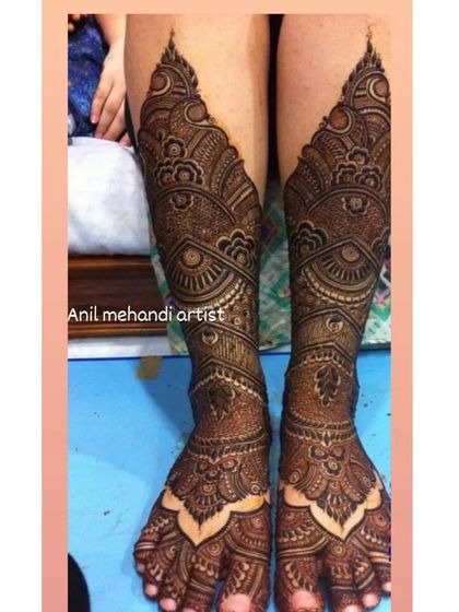 For brides who want full coverage, I offer leg mehendi that goes up to the knees. This design is dense, intricate, and ensures you are adorned from head to toe.