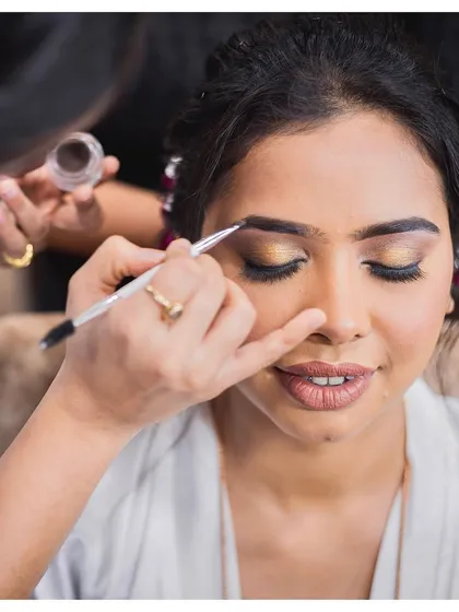 Well-groomed eyebrows frame your entire face. I believe they are so important. During our lesson, we can focus on simple techniques to fill and shape your brows for a polished, defined look.