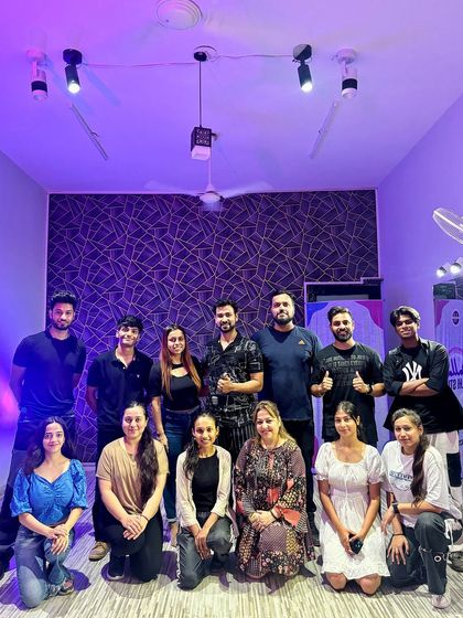 A full house at our introductory Bachata workshop! It was amazing to see so many new faces trying out this beautiful partner dance style.