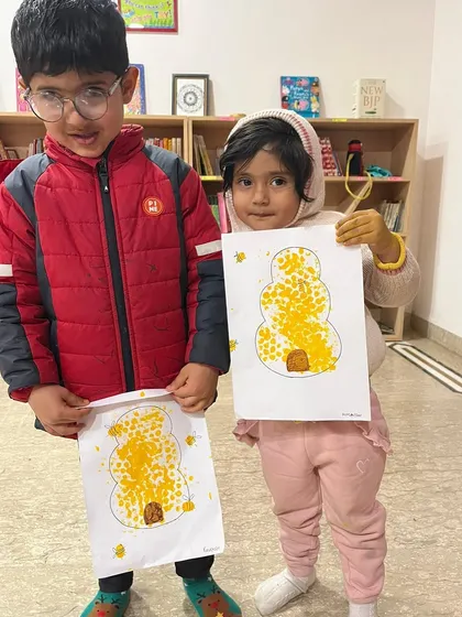 Buzzing with creativity in our winter camp. The children made these adorable beehives using bubble wrap for stamping, exploring different textures and patterns while learning about nature.